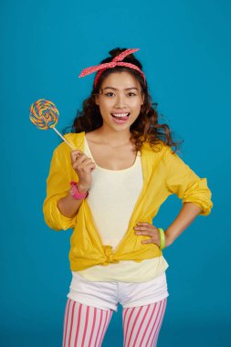 90s mutlu Genç Asyalı kadın portresi giyim