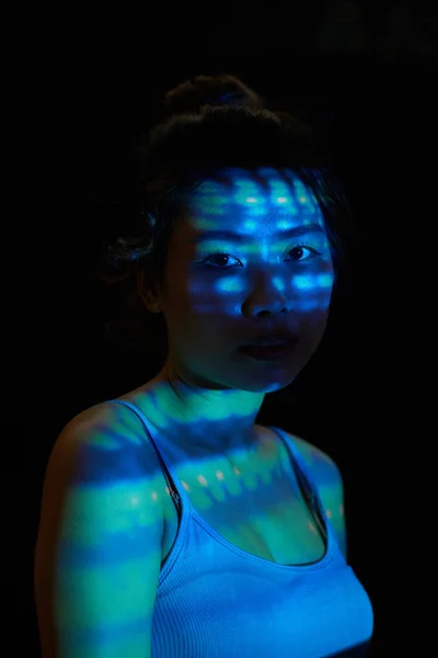 Ritratto Bella Donna Vietnamita Con Luci Neon Blu Sul Viso — Foto Stock
