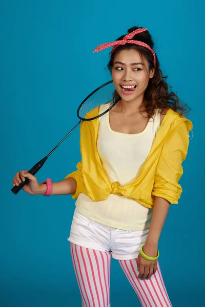 Feliz Ásia Mulher Segurando Badminton Raquete Estúdio Azul Fundo — Fotografia de Stock