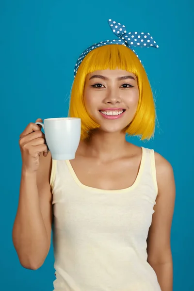 Aantrekkelijke Aziatische Vrouw Lichte Pruik Witte Kop Houden — Stockfoto