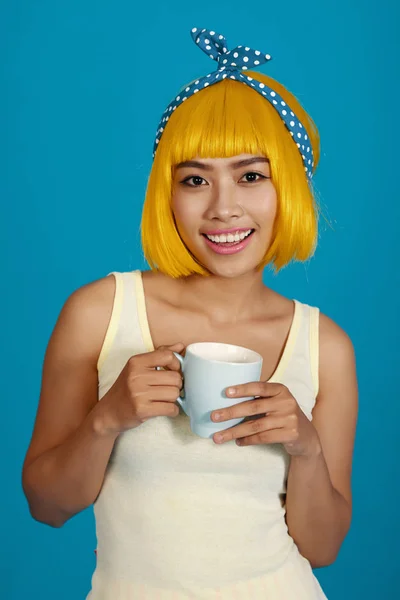 Belle Jeune Vietnamienne Souriante Avec Une Tasse Thé — Photo