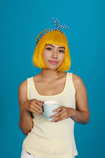 Mulher Sorridente Atraente Vestindo Peruca Amarela Beber Café — Fotografia de Stock