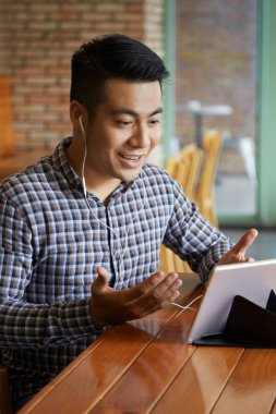 Genç comunicating internet kafede adam. İletişim için touchpad kullanıyor