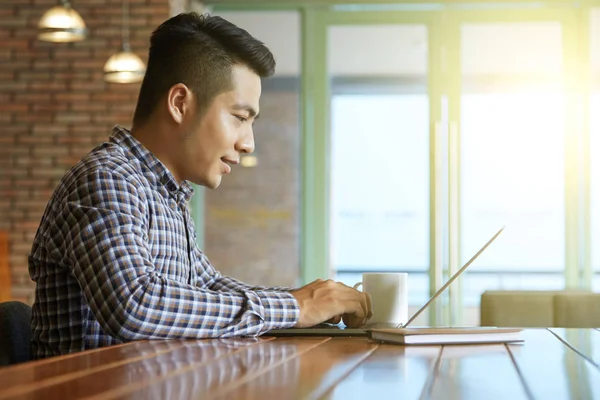 Asiático Hombre Escribiendo Portátil Mientras Está Sentado Cafetería —  Fotos de Stock