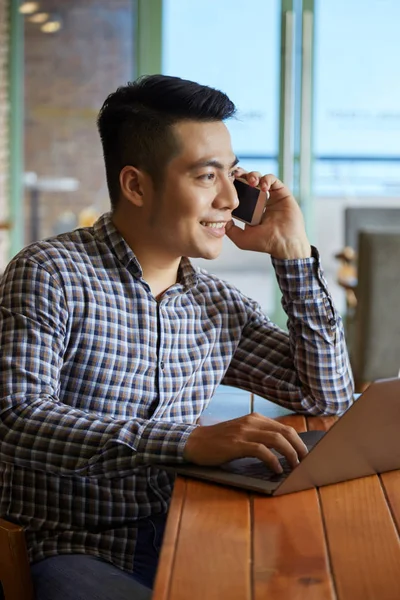 Dizüstü bilgisayar ile kahve dükkanında çalışan iş adamı