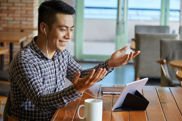 Hombre Feliz Comunicarse Con Amigo Línea Tableta Cafetería —  Fotos de Stock