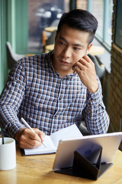 Ung Man Skriva Planer Anteckningsbok Medan Sitter Café — Stockfoto