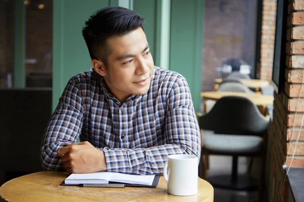 Mladý Muž Sedí Kavárně Notebookem Čeká Setkání — Stock fotografie