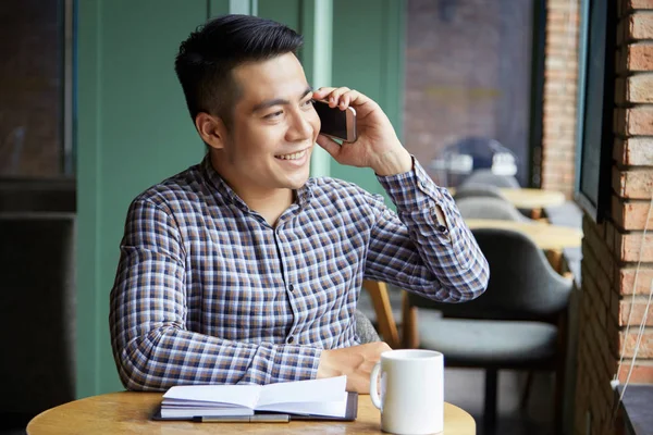 Asiatisk Ung Affärsman Har Konversation Mobiltelefon — Stockfoto