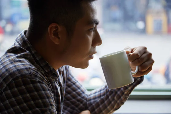 Giovane Uomo Godendo Caffè Grande Tazza Bianca Caffè — Foto Stock