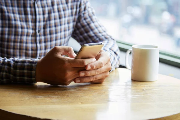 Close Homem Sentado Mesa Café Digitando Seu Smartphone — Fotografia de Stock