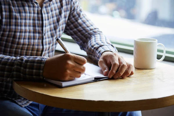 Nahaufnahme Eines Unkenntlichen Managers Der Kaffeehaus Notizen Macht — Stockfoto