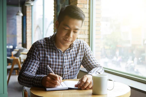 Pengusaha Serius Menulis Notebook Sambil Minum Kopi Kafe — Stok Foto