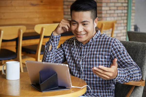 Asiático Jovem Comunicando Line Usando Seu Tablet Café — Fotografia de Stock