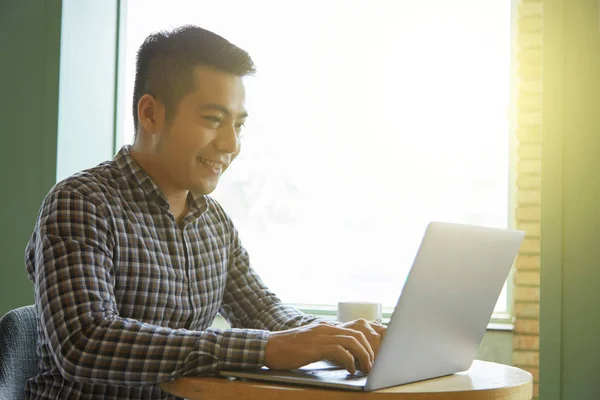 Freelance Sorridente Che Usa Suo Computer Portatile Lavorare Alla Caffetteria — Foto Stock