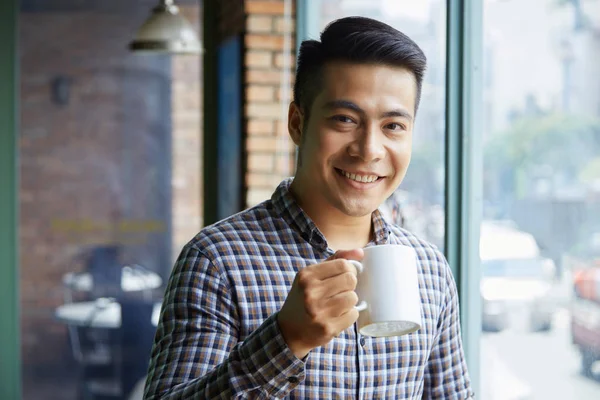 Porträt Eines Lächelnden Mannes Der Restaurant Heißen Kaffee Trinkt — Stockfoto