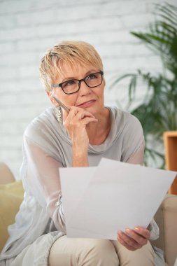 İşle ilgili belgeleri ile dalgın oldukça üst düzey kadın