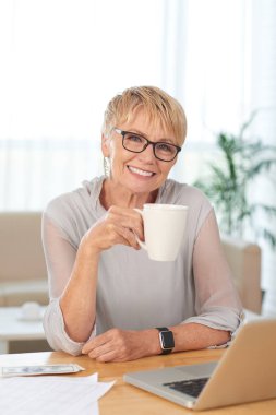 Kahve ile üst düzey kadın girişimci gülümseyen