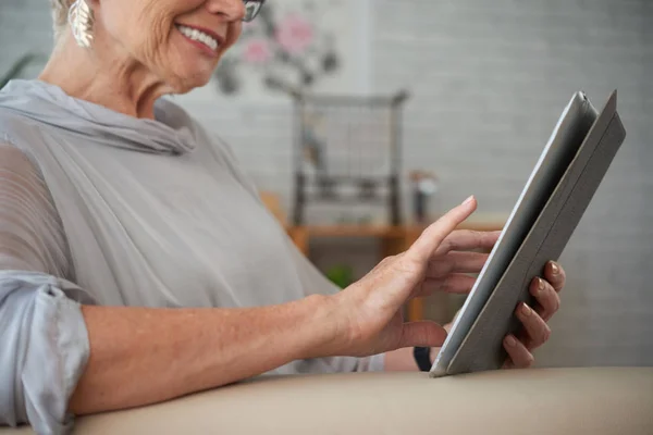 Περικομμένη Εικόνα Χαρούμενο Ηλικίας Γυναίκα Διαβάζοντας Βιβλίο Στον Υπολογιστή Tablet — Φωτογραφία Αρχείου