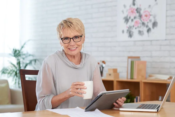 Portretul Unei Femei Vârstă Zâmbitoare Tabletă Digitală Ceașcă Cafea — Fotografie, imagine de stoc