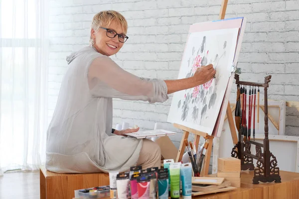 Senior Sonriente Mujer Disfrutando Pintura Casa —  Fotos de Stock