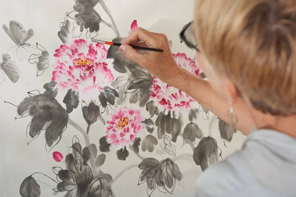 Mujer Mayor Pintando Hermosas Flores Vista Desde Parte Posterior —  Fotos de Stock