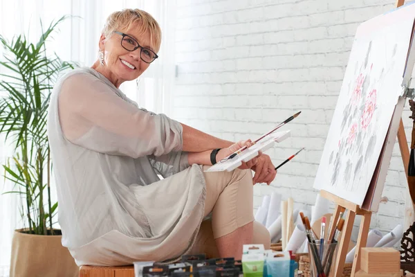 Porträtt Lyckliga Kreativa Senior Kvinna Hennes Hem Studio — Stockfoto