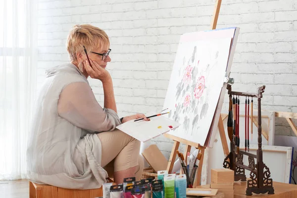 Mujer Edad Creativa Talentosa Mirando Trabajo —  Fotos de Stock