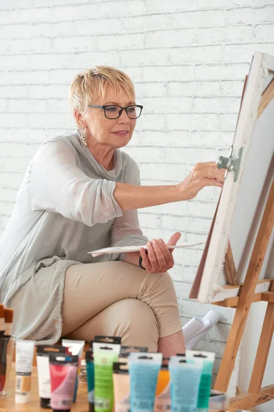 Mujer Creativa Envejecida Gafas Enfocadas Pintura — Foto de Stock