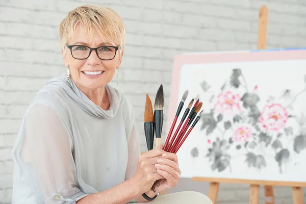 Retrato Una Anciana Feliz Mostrando Sus Pinceles Para Pintar —  Fotos de Stock