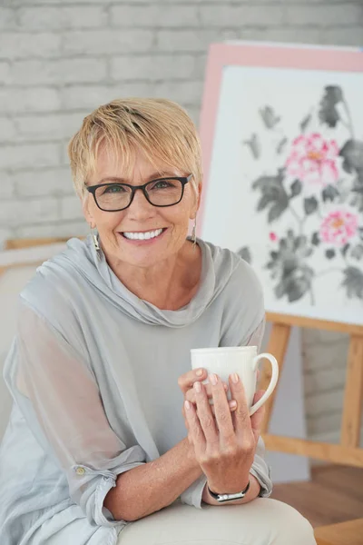 Retrato Mulher Sênior Criativa Feliz Com Caneca Café — Fotografia de Stock