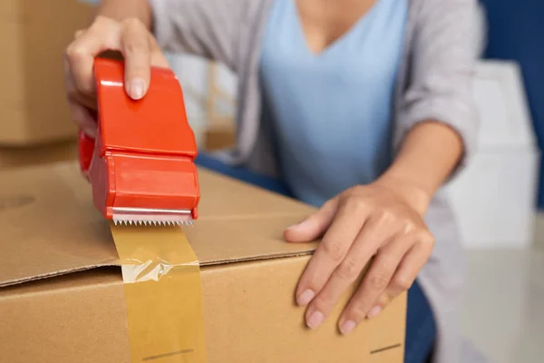 Caja Cartón Sellado Mujer Irreconocible Con Cinta Adhesiva Mientras Prepara — Foto de Stock