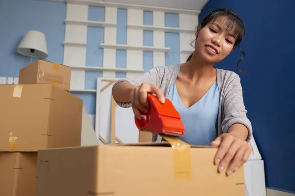 Lage Hoekmening Van Aantrekkelijke Aziatische Vrouw Verpakking Kartonnen Doos Met — Stockfoto