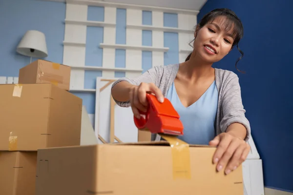 Vista Ángulo Bajo Atractiva Mujer Asiática Embalaje Caja Cartón Con — Foto de Stock