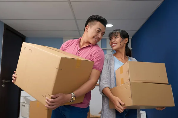 Szczęśliwa Para Azjatycki Stojący Nowym Mieszkaniu Kartony Patrząc Siebie Miłością — Zdjęcie stockowe