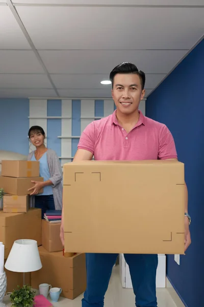 Asiático Hombre Sosteniendo Caja Cartón Sonriendo Cámara Después Mudarse Nuevo — Foto de Stock