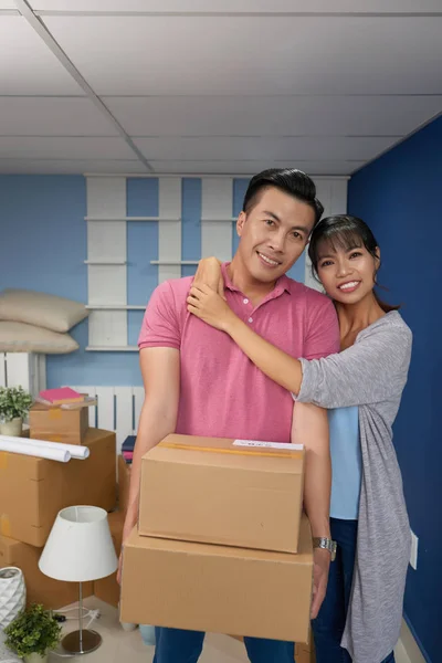 Couple Asiatique Debout Dans Nouvel Appartement Tenant Des Boîtes Carton — Photo