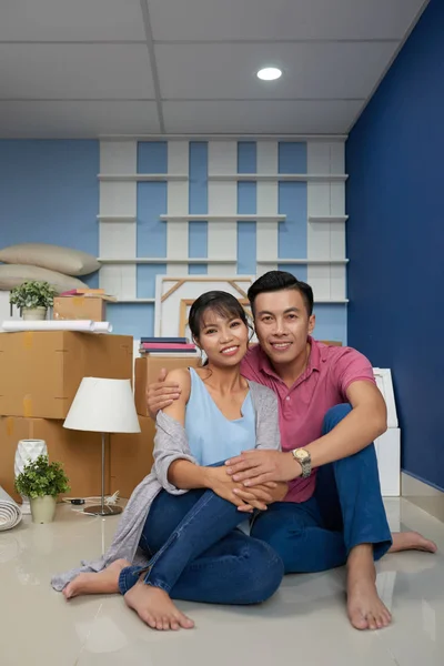 新しいアパートで床に座って若いアジアのカップルの肖像画 — ストック写真