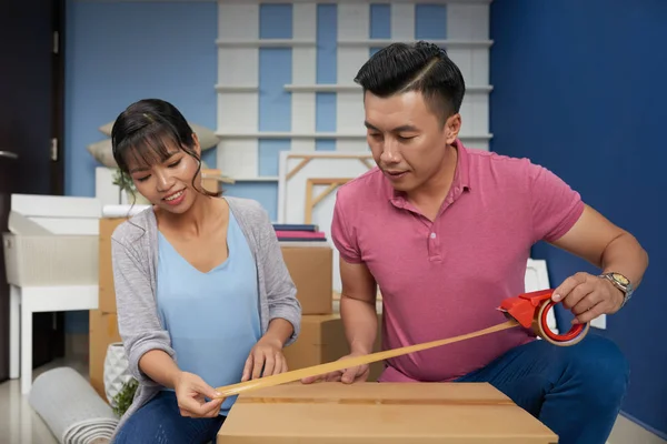 Boîte Carton Emballage Couple Asiatique Avec Ruban Adhésif Dans Chambre — Photo