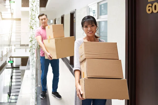 Jovem Casal Asiático Carregando Caixas Papelão Com Material Caseiro Sorrindo — Fotografia de Stock