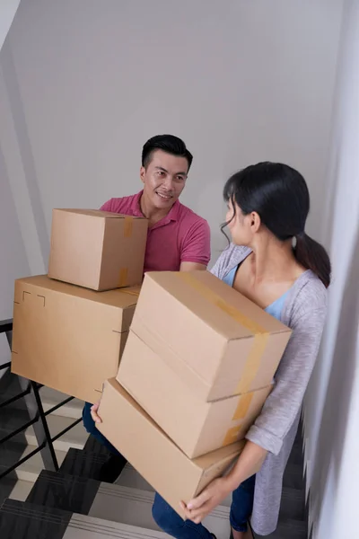 Asiatique Couple Portant Des Boîtes — Photo