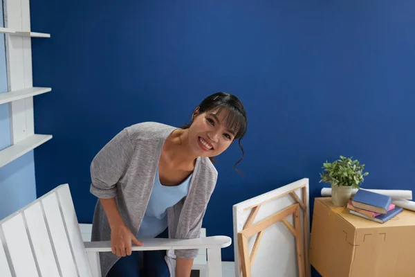 Mujer Asiática Embalaje Cosas Sonriendo Cámara Mientras Mueve Desde Apartamento — Foto de Stock