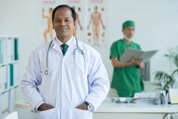 Portrét Indické Lékař Stojící Své Kanceláři Ošetřovatel Pozadí — Stock fotografie