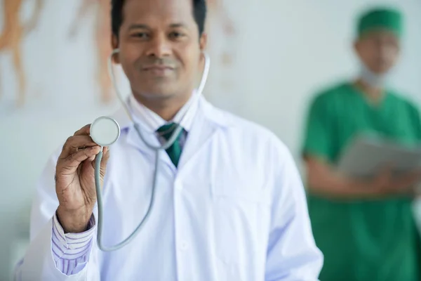 Portrait Médecin Confiant Tenant Stéthoscope — Photo