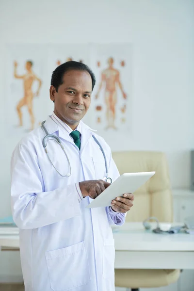 Retrato Del Médico Indio Sonriente Trabajando Una Tableta Digital Oficina — Foto de Stock