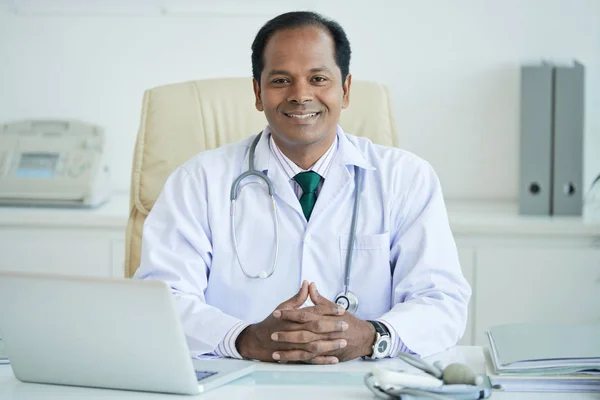 Porträtt Leende Indiska Manliga Läkare Sitter Sin Arbetsplats — Stockfoto