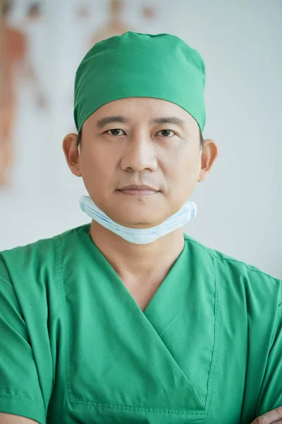 Portret Azjatycki Lekarz Pewnie Mundurze — Zdjęcie stockowe