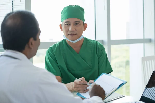 Asiatiska Läkare Visar Recept Till Läkare Vid Office — Stockfoto