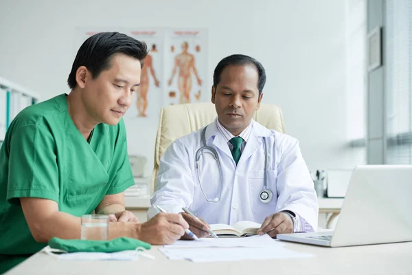 Twee Artsen Zitten Aan Tafel Werken Team Kantoor — Stockfoto