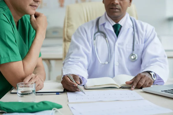 Zwei Ärzte Diskutieren Gemeinsam Über Neue Behandlungsmethoden Der Praxis — Stockfoto